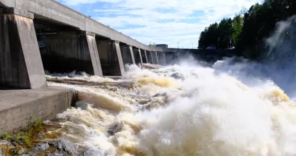 水力発電所は 2023年8月 スウェーデンで大量の雨の大きな問題が発生した後 完全にドアを開けます — ストック動画