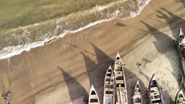 Łodzie Rybackie Stoją Plaży Rejsie Połowowym Zdjęcia Zrobione Dronem Accra — Wideo stockowe