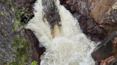 İsveç doğasında nehirden akan kaynak suyu Losdalen 'dir..