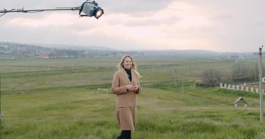 Dalgalı kahverengi orta boylu, dalgalı, dalgalı ve yandan hacimli genç esmer kadın portresi. Yüksek kalite 4k görüntü