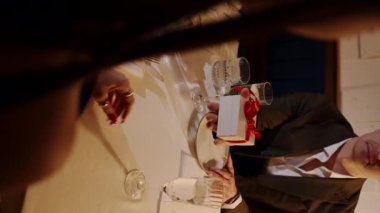 Kurumsal bir toplantı sahnesinde hediye alışverişi, profesyonel kıyafetler, tarz ve zarafet ön plana çıkıyor.