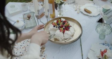 Canlı böğürtlenlerle kaplı bu çarpıcı pavlova yaz aylarında toplanmak ve kutlamalar için idealdir.