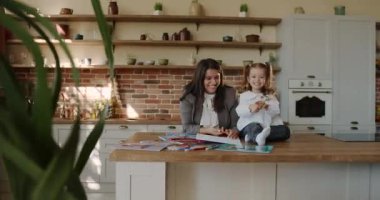 Anne ve kızı, rahat mutfaklarında yaratıcı projeler ve eğlenceli aktivitelerle kaynaşıyorlar.