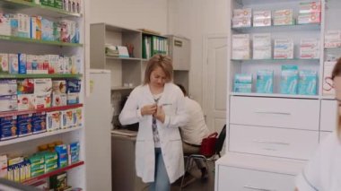 Yetenekli bir eczacı, iyi stoklanmış bir eczanede değerli yardımlar sunarak, mükemmel müşteri hizmetleri sağlar.