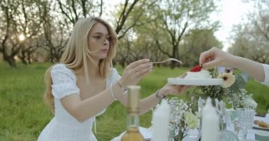 Huzurlu ve huzurlu doğal bir ortamda enfes bir tatlı sunan çarpıcı bir açık hava yemek sahnesi.