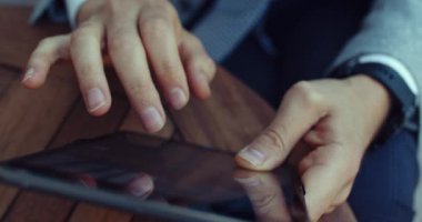 Yetenekli profesyoneller tabletle uğraşıyorlar, modern teknolojiyi gösteriyorlar.