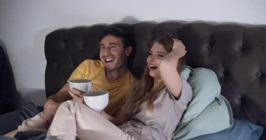 Neşeli bir çift rahat koltuklarında film gecesinden zevk alır, atıştırmalıkların tadını çıkarır ve birlikte uzun süreli anılar yaratırlar.