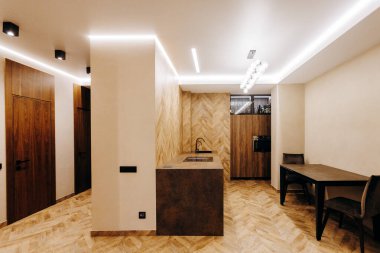 Bu şık modern mutfak güzel ahşap aksanlar ve çağdaş yaşam için mükemmel bir tasarım içeriyor.