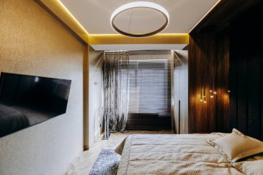 Modern dekorlu, çevresel ışıklandırmalı, rahat ve rahat bir yatak odası.