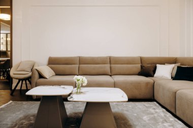 Rahat bir oturma odası, rahat bir kanepe ve iki şık sehpa, rahatlama ve toplanma için mükemmel.