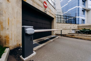 Bölgede bir otopark var, belirgin bir şekilde binanın yan tarafında 