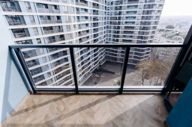 Şık ve şık bir balkon huzurlu ve huzurlu bir ortamda çağdaş mimarinin nefes kesici bir görüntüsünü ortaya koyuyor.