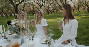 Güzel manzaralı bir ortamda arkadaşlarınızın ferahlatıcı içkiler yudumladığı şık bir açık hava toplantısı hayal edin.