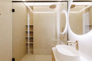 Burası şık bir lavabo ve günlük kullanım ve rahatlama için mükemmel bir yürüyüş banyosu olan gösterişli ve modern bir banyo.