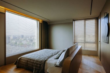 Geniş bir yatak odası. Geniş, rahat bir yatak odası. Doğal ışığın içeri girmesine izin veren sayısız pencereyle tamamlanmış, parlak bir atmosfer yaratıyor.