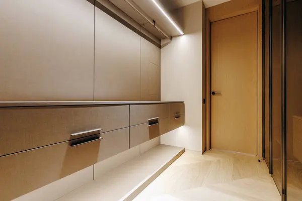 Geniş bir dolap hayal edin. Bol miktarda çekmece içeriyor ve kolay erişim için iyi tasarlanmış bir kapısı var.