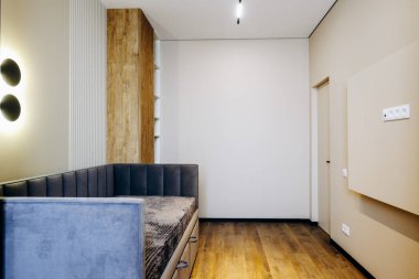 Odanın ortasında, büyük bir kanepe var. Mekanın odak noktası olarak hizmet eder ve konfor ve stil ekler.