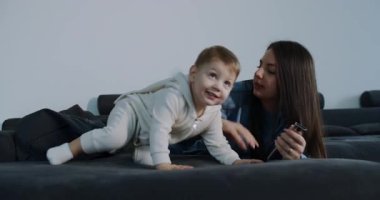 Bu iç açıcı videoda, bir kadın bir çocukla hassas anlarını paylaşıyor, birbirlerine eşlik etmekten zevk alırken ilişkilerini vurguluyor.