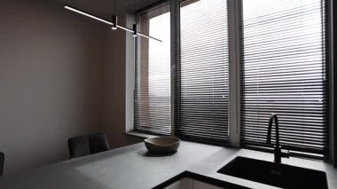 Bu video modern lavabosu olan rahat bir mutfak perdeleri olan büyük bir pencere ve iyi aydınlatılmış bir atmosfer içeriyor. Yemek hazırlıkları ve toplantılar için mükemmel.