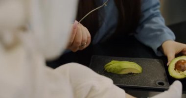 Neşeli bir kadın, neşeli bir videoda basit zevklerden zevk alır, kahkaha ve lezzetli yemekleri paylaşır, mutluluğu ve kendini sevmeyi somutlaştırır.
