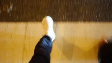 Videoda, ahşap bir zeminden başlayıp merdivenlerden inen ve yağmurlu sokaklarda gezinen bir kişinin gece sahnelerinde yürüdüğü görülüyor.