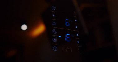 Bu bağlayıcı video modern bir buzdolabının özelliklerini gösterir, hassas termostat, kullanıcı dostu kontrol paneli ve uzaktan kontrol yeteneğine odaklanır