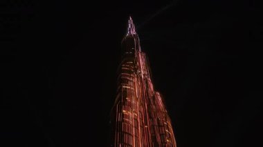 Gece mimarisinin güzelliğini tecrübe edin Burj Halife gece gökyüzünü aydınlatırken, tasarımı ve canlı görüntüsüyle