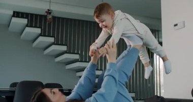 Sıcak bir oturma odasında, bir kadın bebeğiyle hassas anlarını paylaşır. Videoda, bebeği kucağında tutarken birbirlerine olan sevgilerini ve sevinçlerini gösteriyor.