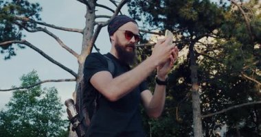 Sakallı bir adam doğayı keşfeder, ağaçların güzelliklerini telefon ve kamerasıyla yakalar. Görkemli ağaçlara hayranlık duyuyor. Detayları, teknisyenlerin doğayla olan bağlarını yansıtıyor.