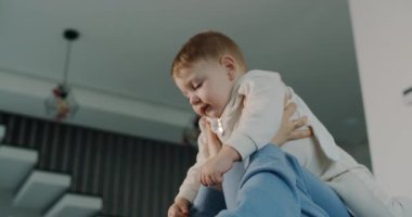 Bu yürek ısıtan video, bir kadının bebeği kucaklayıp omuzlarında tutarak aile sevgisini ve bağlantısını yakaladığını gösteriyor.
