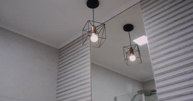 Bu videoda rahatlamak için tasarlanmış bir banyo var. Parlak bir lavabo, modern bir duş, şık bir ayna ve davetkar bir küvet.