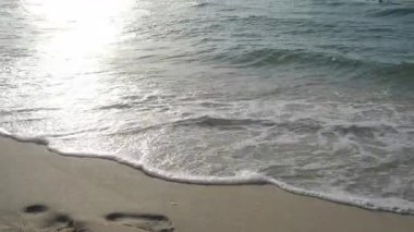 Bu video, sahile vuran yumuşak dalgalarla sahilin dingin güzelliğini yakalıyor. Huzuru ve doğayla bağlantıyı çağrıştırıyor.