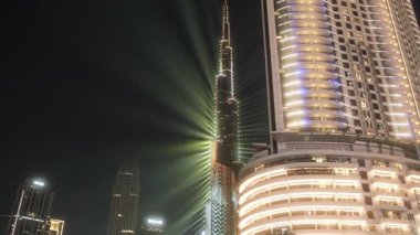 Bu video, ikonik gökdelenlerin ve onların güzel gece aydınlatmalarının yer aldığı şehir mimarisini gün be gece sergiliyor.