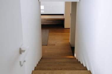 Evlerin mimari tasarımını geliştirmek için bir evin ikinci katına çıkan merdivenlerin olduğu uzun bir koridor.