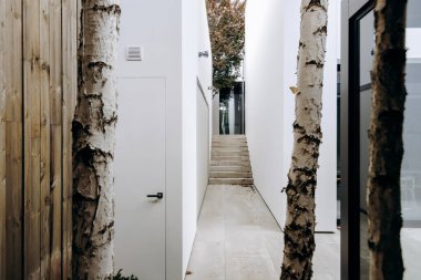 Ağaçların olduğu uzun bir koridor hayal edin. Tam ortasında zarif bir şekilde yerleştirilmiş. Doğa ve tasarımın güzel bir karışımını oluşturuyor.