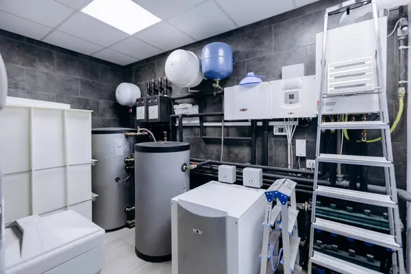 Odada çeşitli aletler ve sağlam bir merdiven var. Herhangi bir amaç için işlevsel ve şık bir alan yaratıyor.