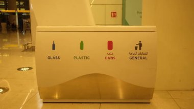 Bu video cam, plastik ve teneke kutular için etiketli çöp kutularıyla etkili geri dönüşüm uygulamaları hakkında bir kılavuz sunmakta, uygun atık sıralama ve sürdürülebilirliği teşvik etmektedir