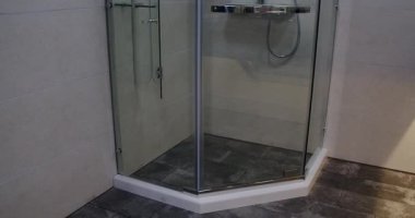 Bu video modern bir banyo, şık bir duş kabini, parlak cam bir kapı ve başlık içeriyor, sakin bir atmosfer yaratıyor.
