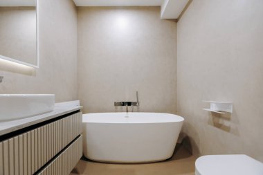 Bu banyo küvet, tuvalet, lavabo ve günlük ihtiyaçlarınız ve kişisel bakım için ayna gibi gerekli şeyleri içerir.