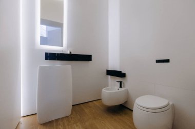 Banyo bir lavabo, bir tuvalet, bir bide ve bir ayna ile donatılmıştır. Günlük hijyen ihtiyaçları için gerekli tüm malzemeleri sağlar.