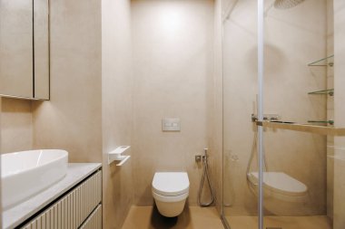 Tuvalet, lavabo ve rahatlık için işlevsel bir duş gibi temel malzemeler banyoda bulunmaktadır.