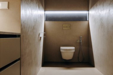 Banyo bir tuvalet ve bide içeriyor. İkisi de duvara yapışık. Kişisel hijyen ihtiyacını karşılayacak işlevsel bir alan sağlıyor.