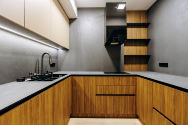 Güzel ahşap dolapların olduğu davetkar bir mutfak, tamamen işlevsel bir lavabo, ve tüm yemek ihtiyaçlarınız için modern bir soba.