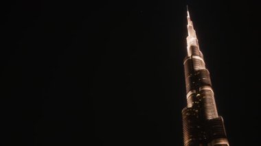 Dünyanın en yüksek binası geceleri göz kamaştırıcı ışıklarla parıldar. Kilometrelerce öteden olağanüstü bir manzara yaratır.