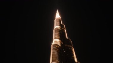 Burç Halife 'nin nefes kesici güzelliğini tecrübe edin. Gece gökyüzüne karşı aydınlatılmış en uzun bina. İhtişamını sergiliyor.