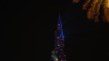 Bu video çarpıcı Burj Halife 'yi gösteriyor. Geceleri aydınlatılıyor. Şehir zarafetini büyüleyici bir atmosferde tropikal palmiye ağaçlarıyla harmanlıyor.