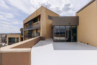 Bu çağdaş teras zarif mimari tasarımı ve çarpıcı şehir manzarasını sergiliyor.