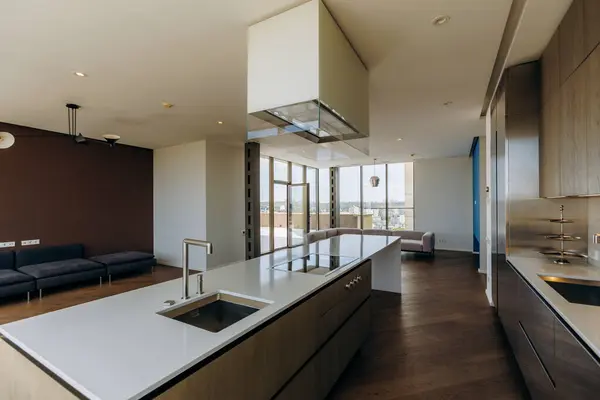 Modern yaşam tarzlarını benimsemek için ideal, gösterişli bir dolap ve açık bir düzen içeren çağdaş bir mutfak.