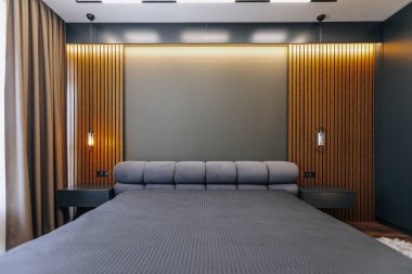 Bu şık yatak odası modern dekor elementleri, şık ışıklandırma tasarımları ve zarif ahşap aksanları sergiliyor.