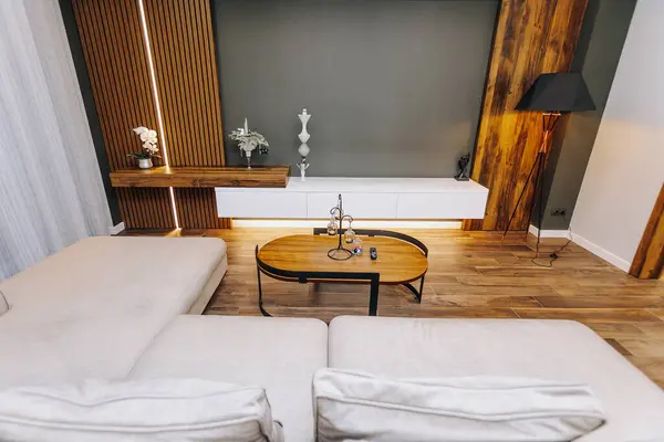 Bu çağdaş oturma odasında zarif bir şekilde doğal malzemeler ve şık mobilyalar sergileniyor.